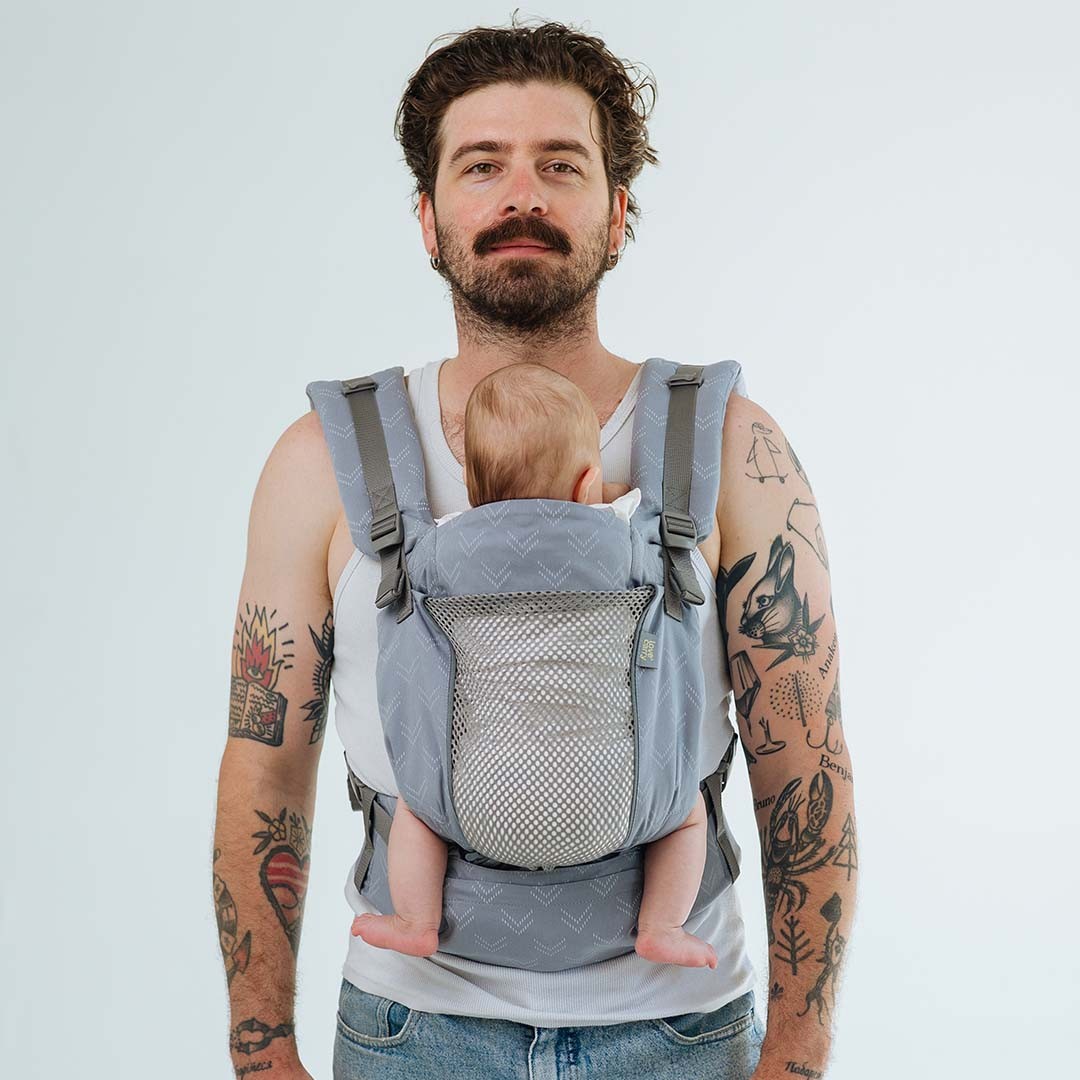 Mochila ergonómica Love and Carry ONE Evo na cor Monsoon, vista de frente, com painel ajustável e alças acolchoadas