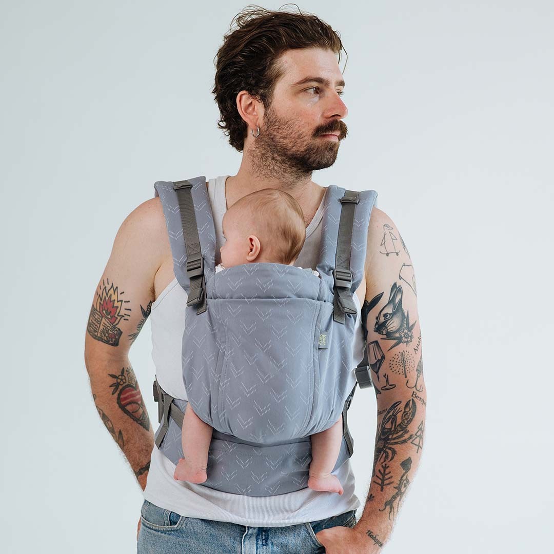 Mochila Love and Carry ONE Evo Monsoon vista de costas, com as alças em posição H