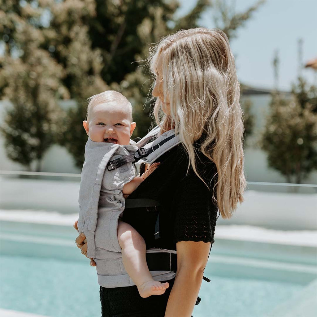 Mochila ergonómica Fidella Fusion ToddlerSize no padrão Chevron Cream