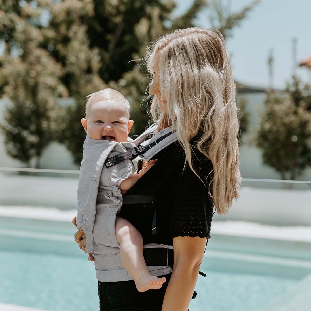 Mochila ergonómica Fidella Fusion ToddlerSize no padrão Chevron Cream