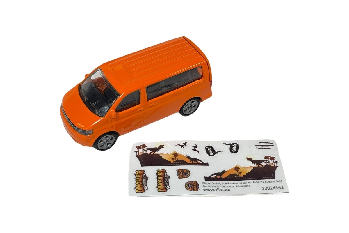 Vista superior da miniatura VW Multivan laranja ao lado da folha de autocolantes não aplicada, mostrando o veículo e os decalques temáticos do Jurassic World.