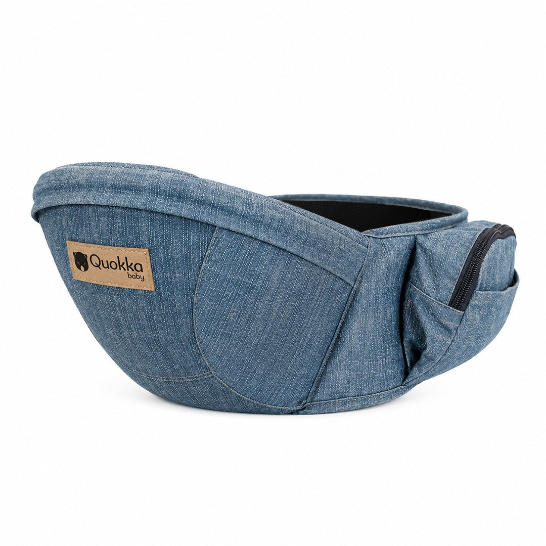 Assento de anca Quokkababy Hip Seat na cor Denim, visto de frente com o cinto acolchoado