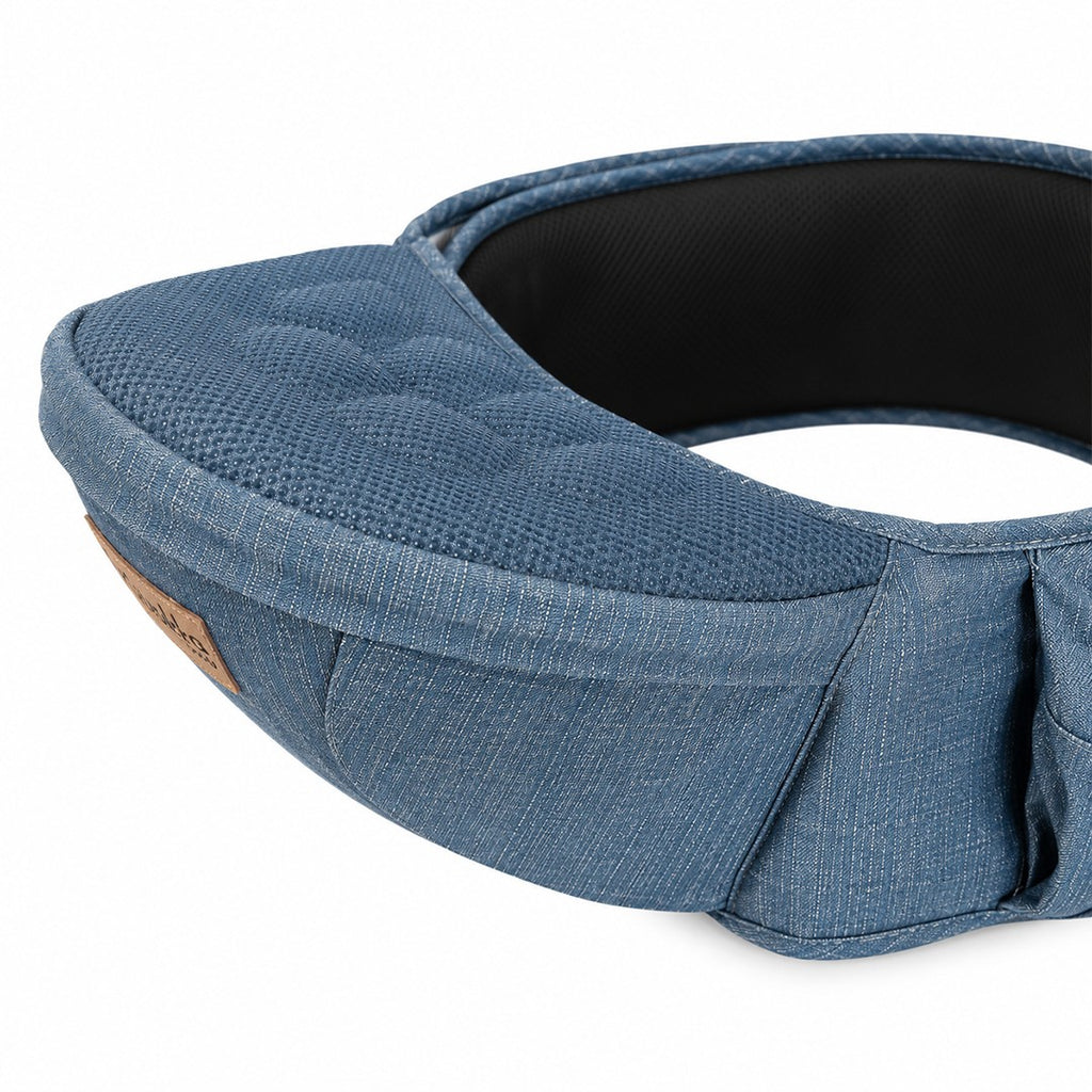 Hip Seat Quokkababy Denim em uso, com a criança sentada na anca