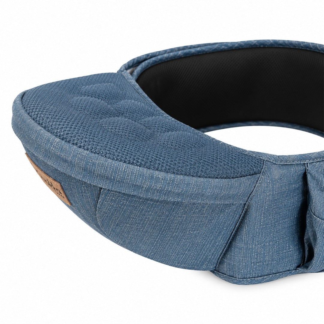 Hip Seat Quokkababy Denim em uso, com a criança sentada na anca