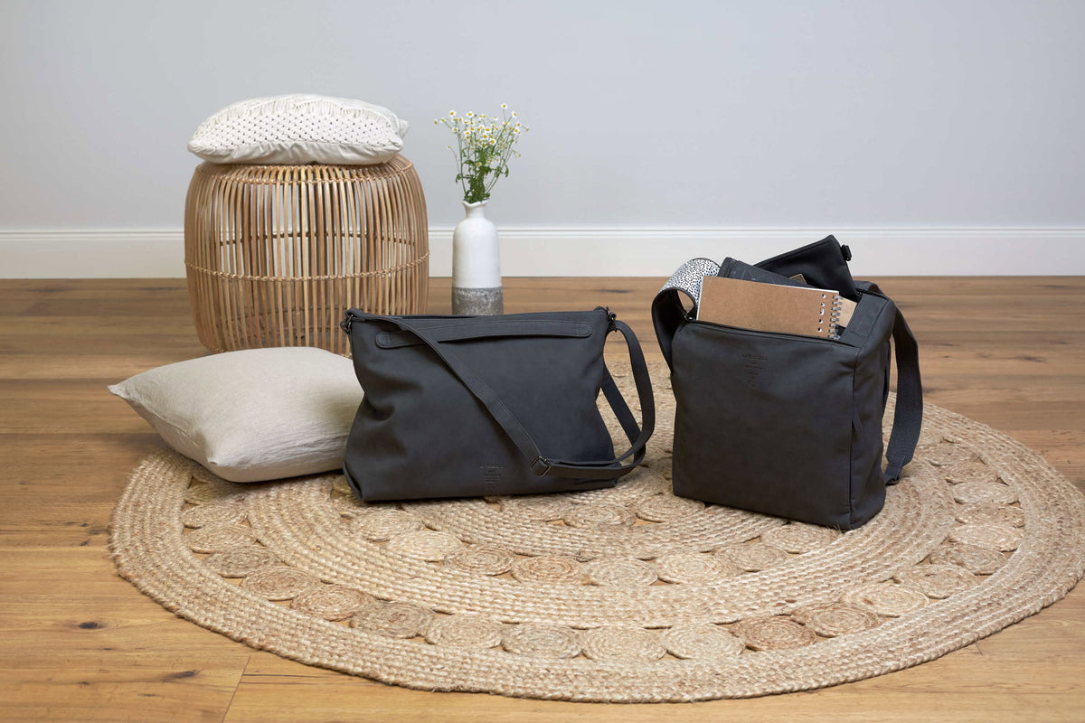 Bolsa de Maternidade Lassig Tender Shoulder Bag na cor antracite, fotografia 3 de 8 do produto