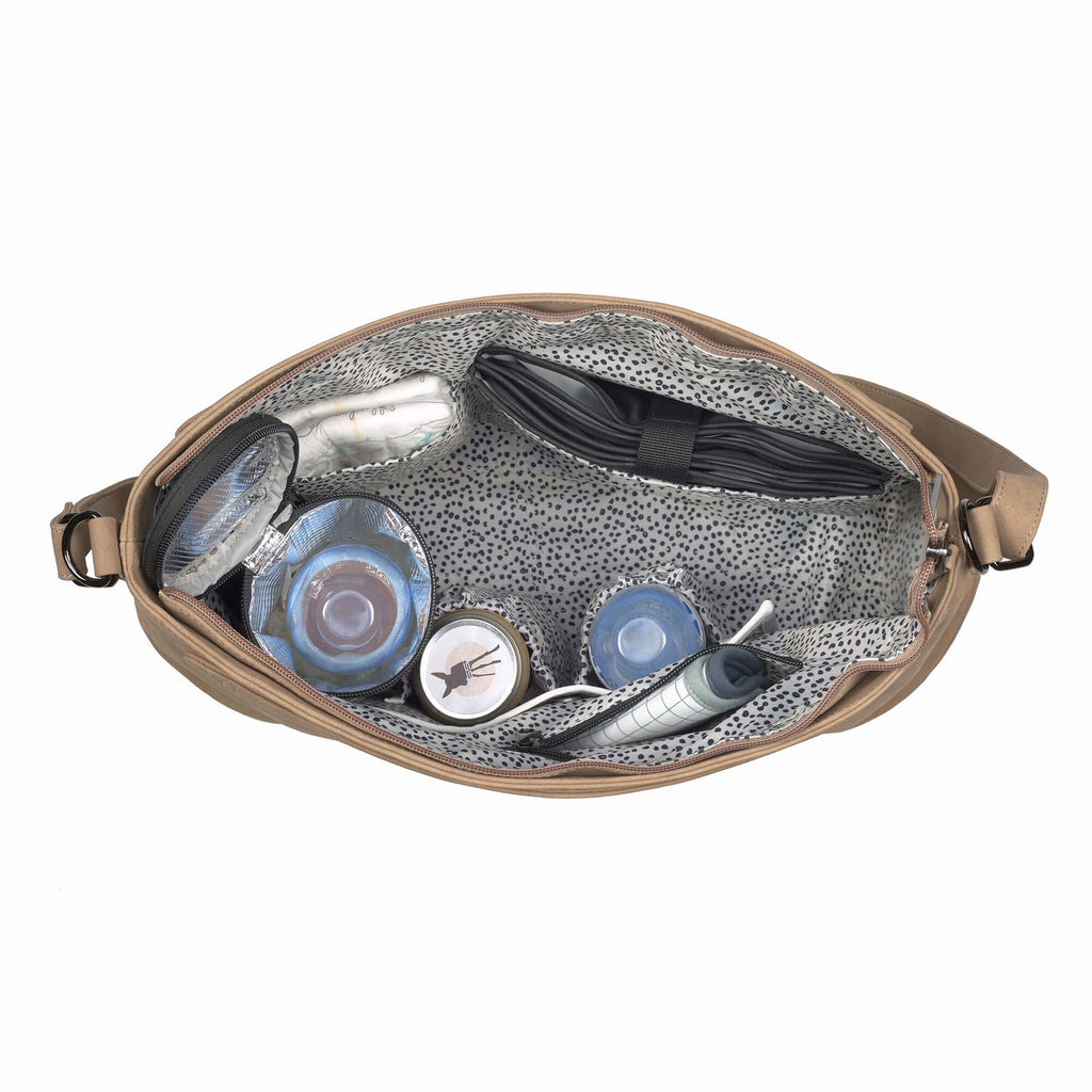 Bolsa de Maternidade Lassig Tender Shoulder Bag na cor camelo, fotografia 4 de 8 do produto