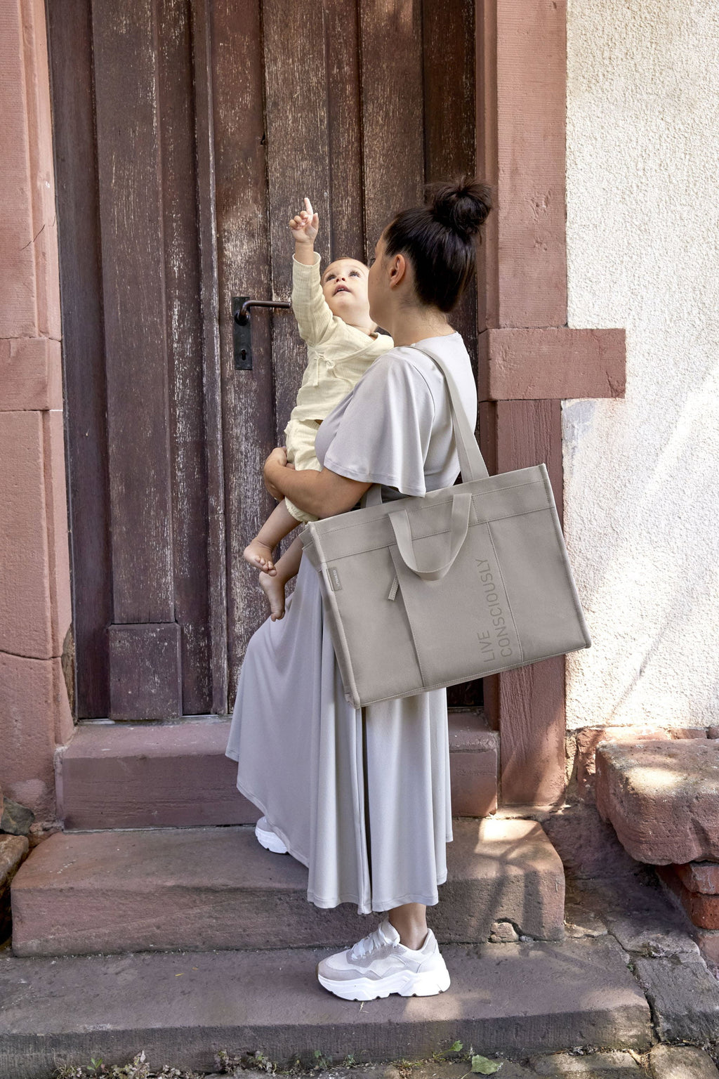 Bolsa de Maternidade Lassig Tote Up na cor taupe, fotografia 3 de 7 do produto