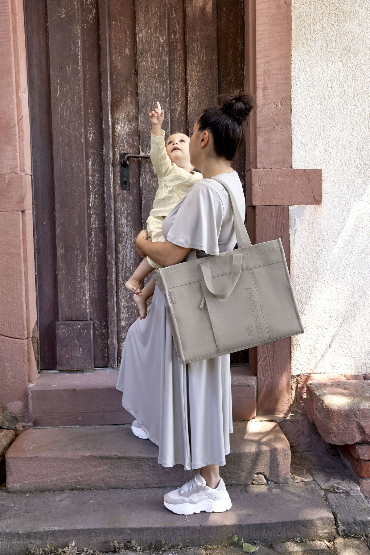 Bolsa de Maternidade Lassig Tote Up na cor taupe, fotografia 3 de 7 do produto