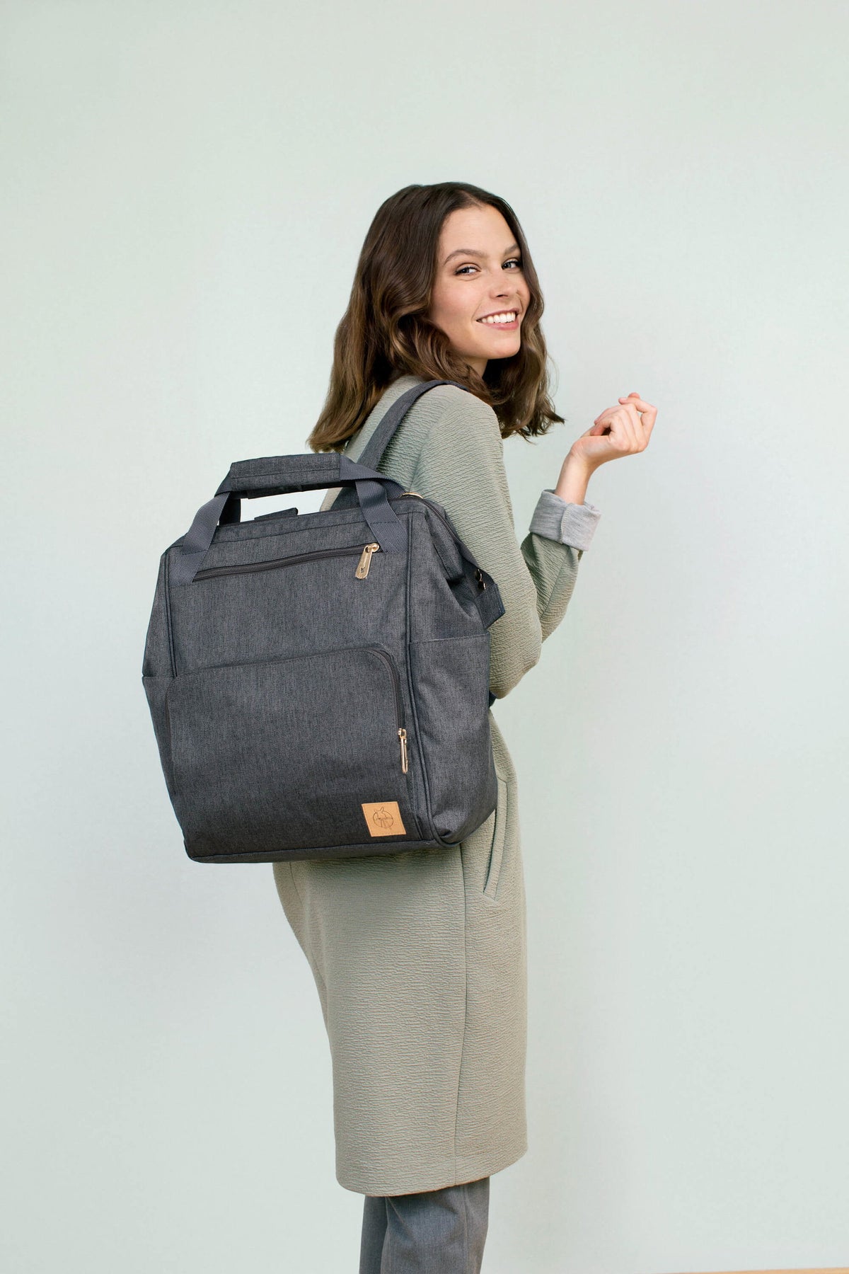 Mochila de Maternidade Lassig Glam Goldie na cor antracite, fotografia 4 de 8 do produto