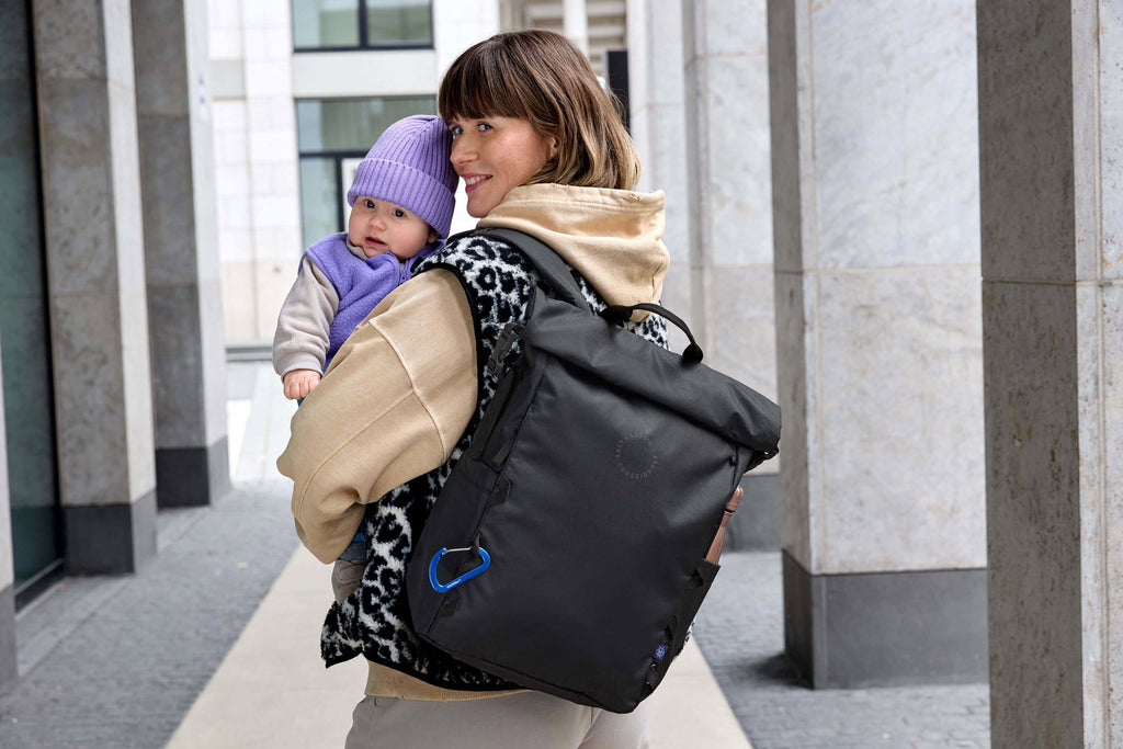 Mochila de Maternidade Lassig Outdoor Rolltop na cor preto, fotografia 4 de 8 do produto