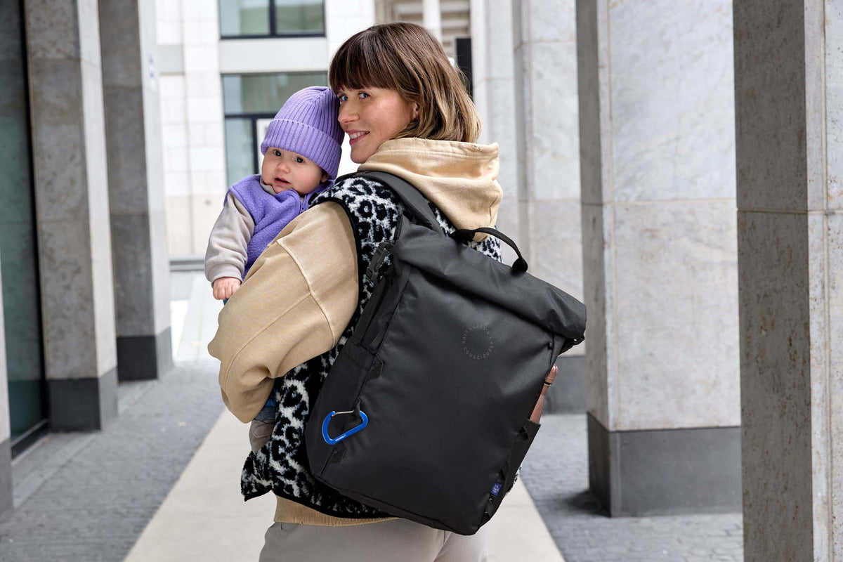 Mochila de Maternidade Lassig Outdoor Rolltop na cor preto, fotografia 4 de 8 do produto
