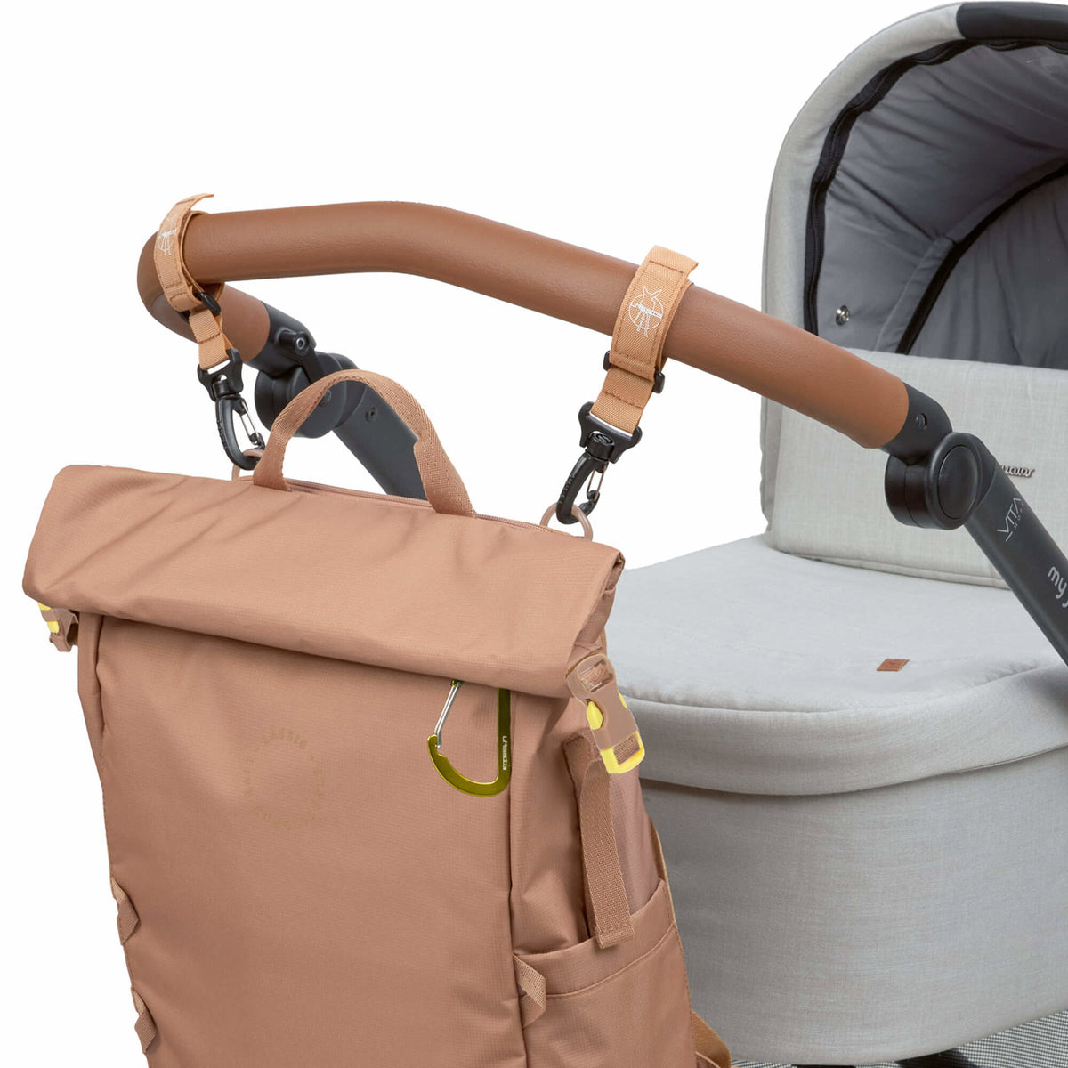 Mochila de Maternidade Lassig Outdoor Rolltop na cor amêndoa, fotografia 5 de 8 do produto