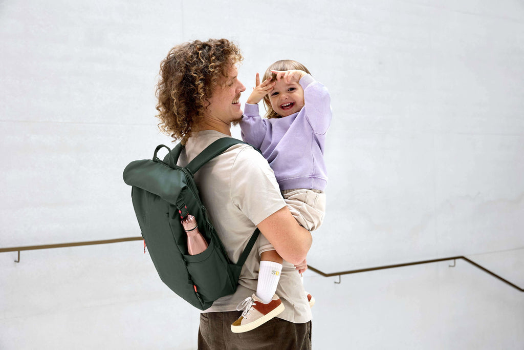 Mochila de Maternidade Lassig Outdoor Rolltop na cor verde oliva escuro, fotografia 5 de 8 do produto