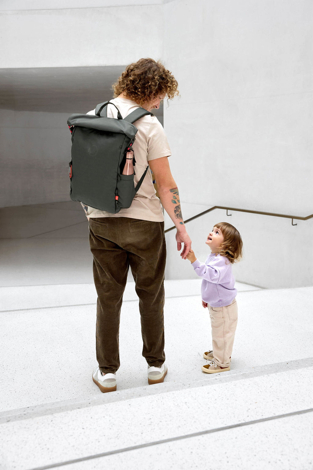 Mochila de Maternidade Lassig Outdoor Rolltop na cor verde oliva escuro, fotografia 2 de 8 do produto
