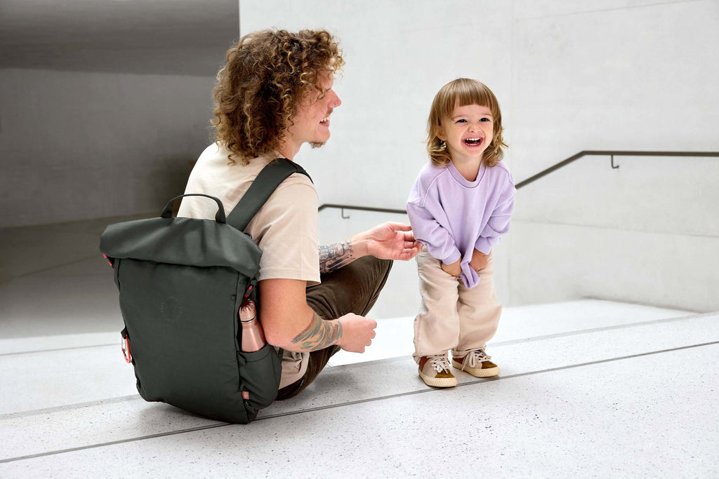 Mochila de Maternidade Lassig Outdoor Rolltop na cor verde oliva escuro, fotografia 4 de 8 do produto