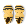 Par de sapatos Bobux Bugbee Abelha, vista superior, com riscas amarelas e pretas, asas e rostos sorridentes.