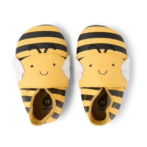 Par de sapatos Bobux Bugbee Abelha, vista superior, com riscas amarelas e pretas, asas e rostos sorridentes.