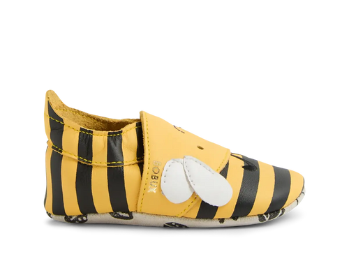 Sapato Bobux Bugbee Abelha, vista lateral, com riscas amarelas e pretas, asa branca e sola flexível.