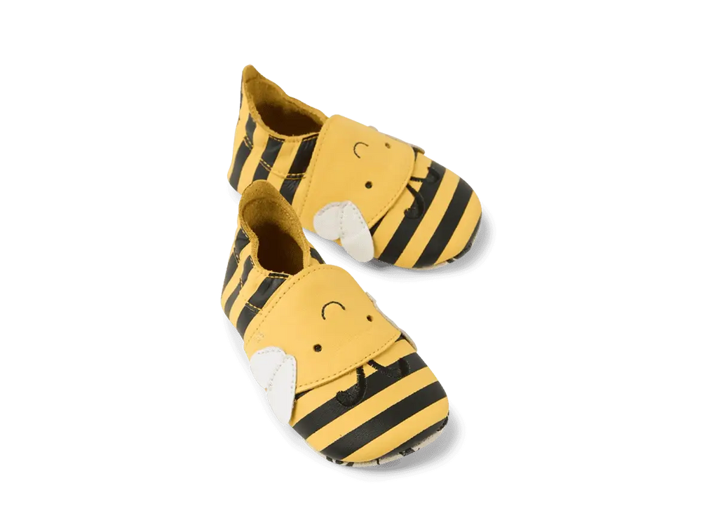 Par de sapatos Bobux Bugbee Abelha, vista superior ligeiramente inclinada, com o adorável design de abelha.