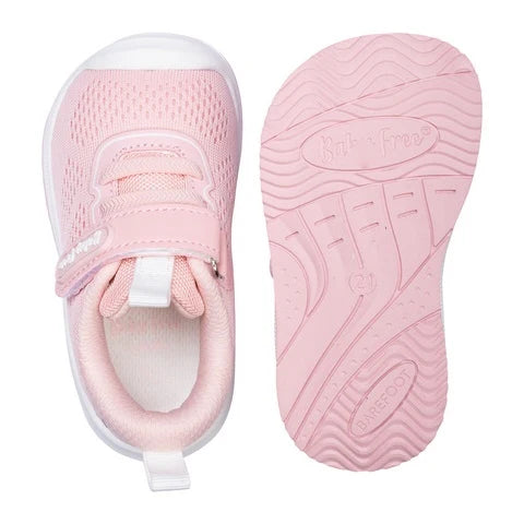 Vista superior da sapatilha BabyFree barefoot rosa com ponteira ampla e detalhe da sola flexível com padrão antiderrapante.