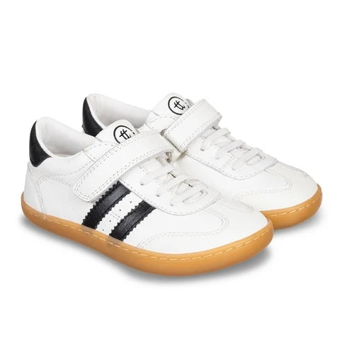 Par de sapatilhas barefoot Chetto Blanco com elásticos, velcro e detalhes pretos, apresentadas em conjunto.