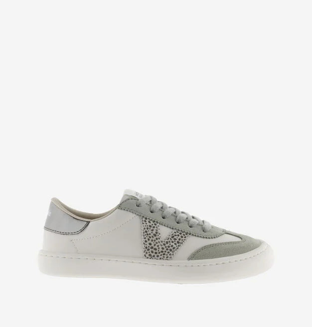 Vista lateral completa da sapatilha Victoria Barefoot OLMO em tons de branco, cinza e padrão, com sola fina e atacadores cinzentos.