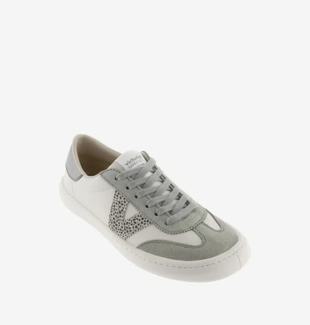 Sapatilha desportiva Victoria Barefoot OLMO de adulto em pele branca e cinza, com detalhe lateral em padrão pintado.