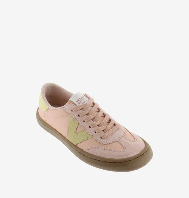 Sapatilha desportiva Victoria Barefoot OLMO em tons de rosa melocoton e verde claro, vista de lado, com sola castanha.