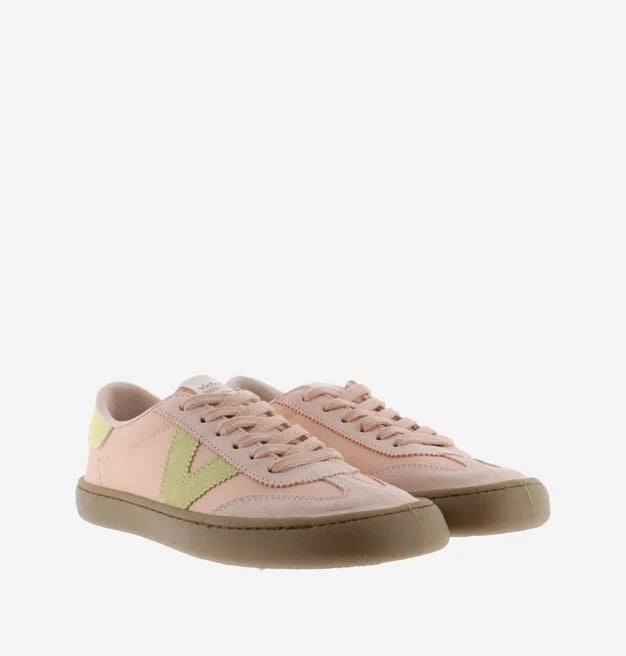 Par de sapatilhas Victoria Barefoot OLMO cor melocoton e verde claro, apresentadas juntas sobre fundo neutro.