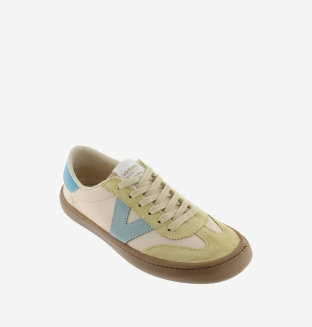 Sapatilha Victoria Barefoot OLMO de adulto em cor creme, verde pálido e azul claro, vista de cima e ligeiramente inclinada.