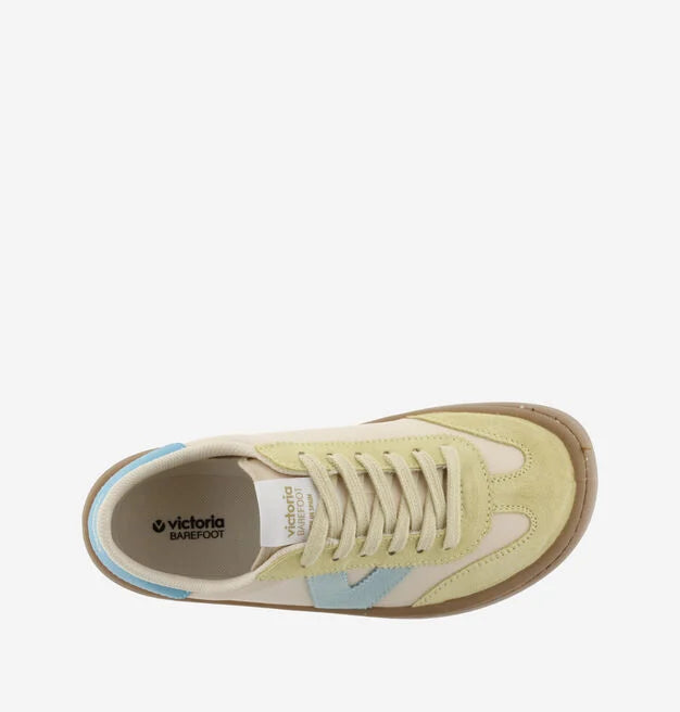 Vista superior da palmilha interior de uma sapatilha Victoria Barefoot OLMO, mostrando o logótipo "victoria BAREFOOT".