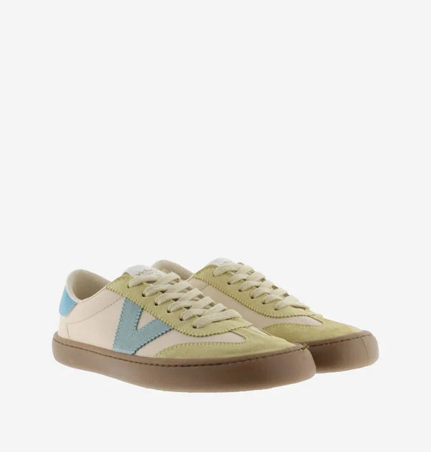 Par de sapatilhas Victoria Barefoot OLMO adulto em tons de creme, verde pálido e azul claro, apresentadas lado a lado.