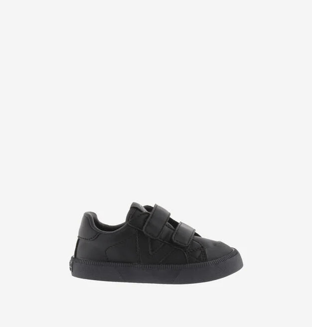 Sapatilha Victoria Barefoot Oliver em tom escuro (preto), vista lateral, com dois fechos de velcro.