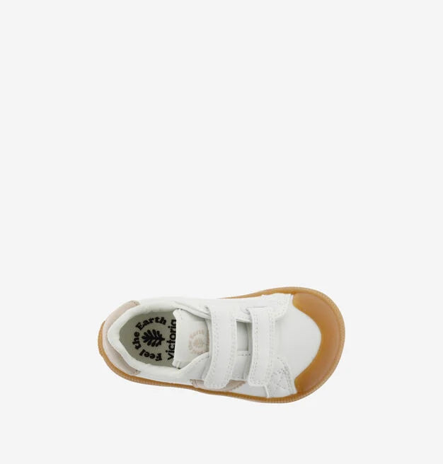 Vista superior da sapatilha infantil Victoria Barefoot, mostrando a palmilha com o logótipo "the earth feel victoria" e os dois fechos de velcro.