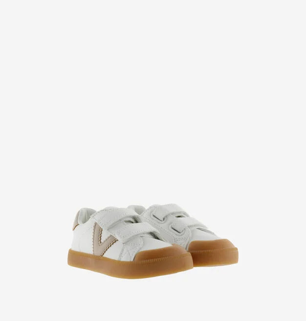 Par de sapatilhas infantis Victoria Barefoot Oliver Bege, apresentadas lado a lado com sola de borracha proeminente.