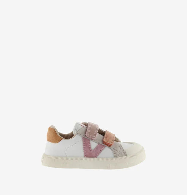 Sapatilha infantil Victoria Barefoot Oliver rosa e bege, vista de perfil, com fecho duplo de velcro e o logo 'V' na lateral.