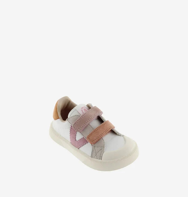 Sapatilha infantil Victoria Barefoot Oliver rosa e bege, vista de perfil, com fecho duplo de velcro e sola fina.