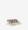 Par de sapatilhas infantis Victoria Barefoot Oliver rosa e bege, ligeiramente inclinadas, mostrando o design frontal.