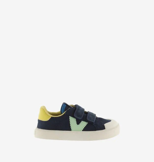 Vista lateral da sapatilha Victoria Barefoot Oliver, mostrando a sola fina e a biqueira larga em cor creme.