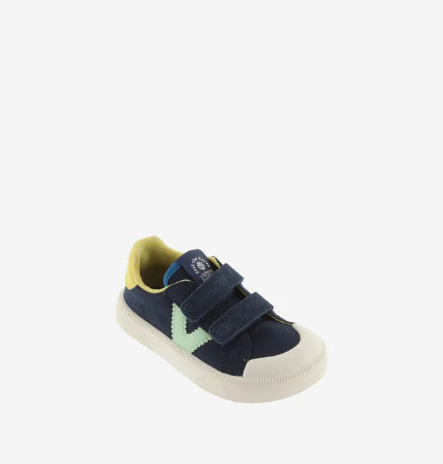 Sapatilha infantil barefoot Victoria de lona azul-marinho com fecho de velcro duplo e detalhes em verde claro e amarelo.