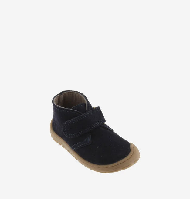 Perspetiva angular do botim respeitador Victoria marinho, destacando a biqueira ampla e a textura da camurça suave.