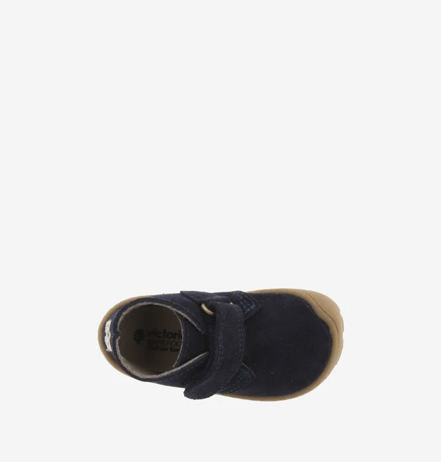 Vista de cima do botim Victoria barefoot marinho, exibindo a palmilha interior e o formato ergonómico da biqueira larga.