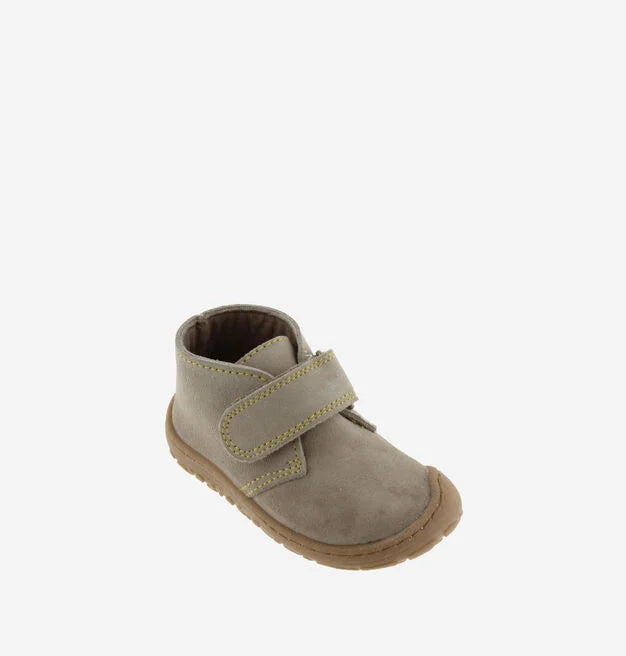 Botim Victoria Barefoot (Taupe) 2026, vista superior frontal, com fecho de velcro e sola flexível.