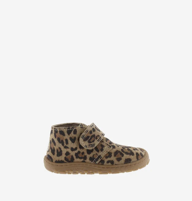 Botim Victoria Barefoot com padrão de leopardo, vista lateral direita, mostrando a tira aderente e a sola flexível.