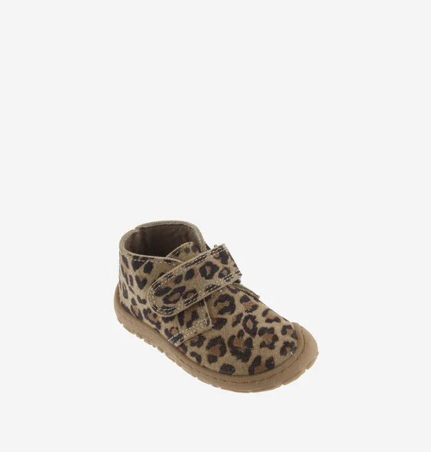 Botim Victoria Barefoot com padrão de leopardo, vista superior ligeiramente angular, destacando a ponta ergonómica.