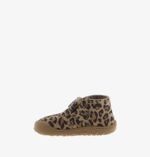 Botim Victoria Barefoot com padrão de leopardo, vista lateral esquerda, evidenciando o design respeitador.
