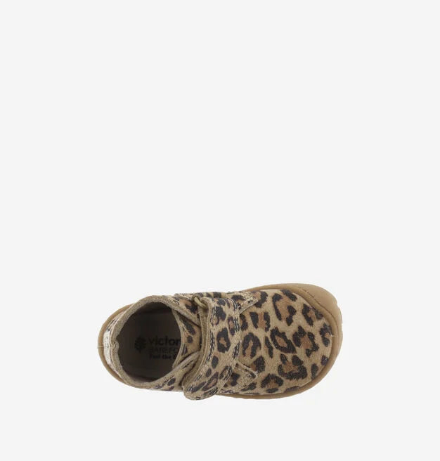 Botim Victoria Barefoot com padrão de leopardo, vista de cima, mostrando o interior e a marca na palmilha.