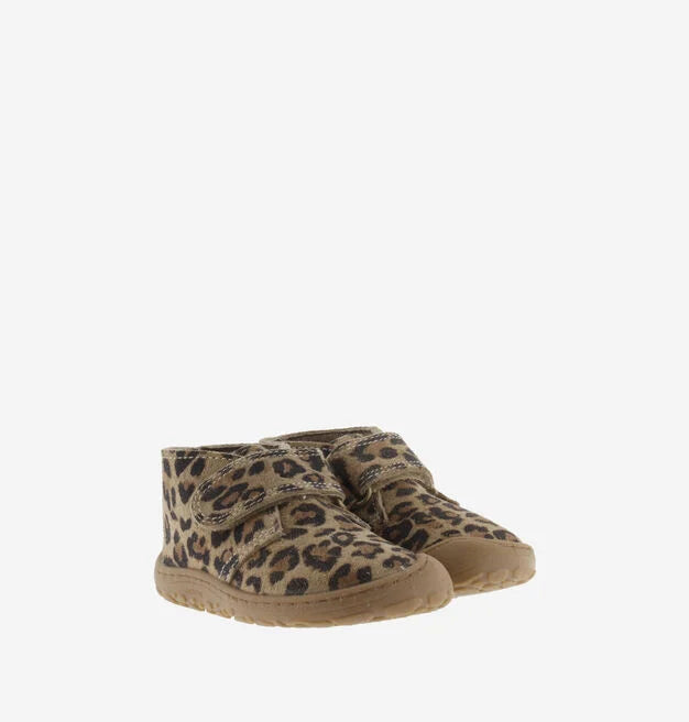 Par de botins Victoria Barefoot com padrão de leopardo, vista frontal ligeiramente angular, sobre fundo branco.