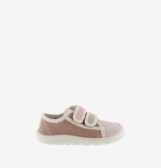Sapatilha infantil Victoria Barefoot de lona rosa, vista de perfil, com foco na sola branca e fechos de velcro.