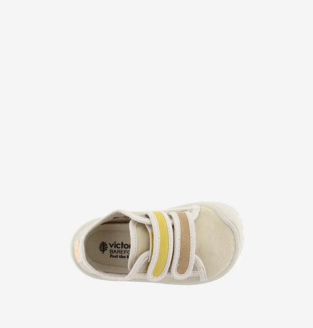 Vista superior da sola interior da sapatilha Victoria Barefoot bege, mostrando a marca "Victoria BAREFOOT Feel the Earth".